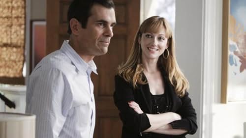 Ty Burrell and Judy Greer in Gia Đình Hiện Đại (2009)