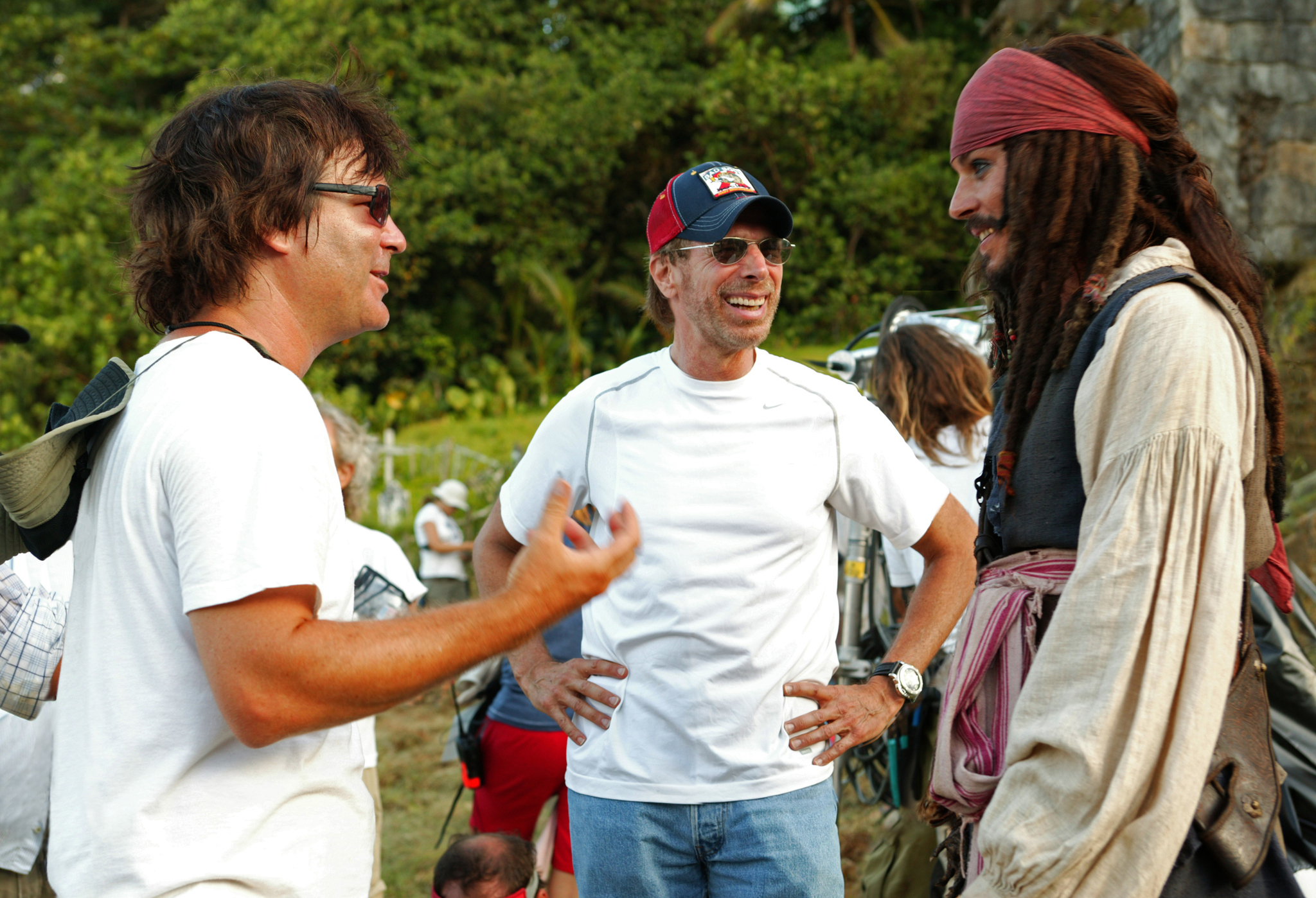 Johnny Depp, Jerry Bruckheimer, and Gore Verbinski in Cướp Biển Vùng Caribê: Chiếc Rương Tử Thần (2006)