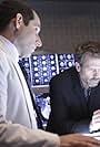 Peter Jacobson and Hugh Laurie in Bác Sĩ House (2004)