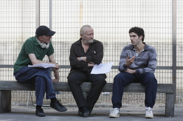 Jacques Audiard, Niels Arestrup, and Tahar Rahim in Nhà Tiên Tri (2009)