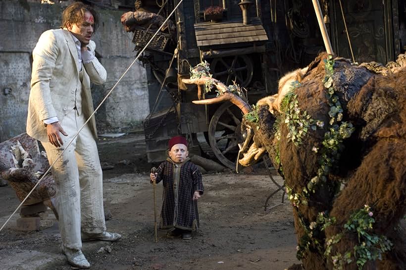 Heath Ledger and Verne Troyer in Đánh Cược Với Quỷ (2009)