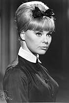 Elke Sommer in Phát Súng Trong Đêm (1964)