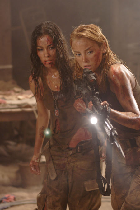 Daniella Alonso and Jessica Stroup in Ngọn Đồi Có Mắt 2 (2007)