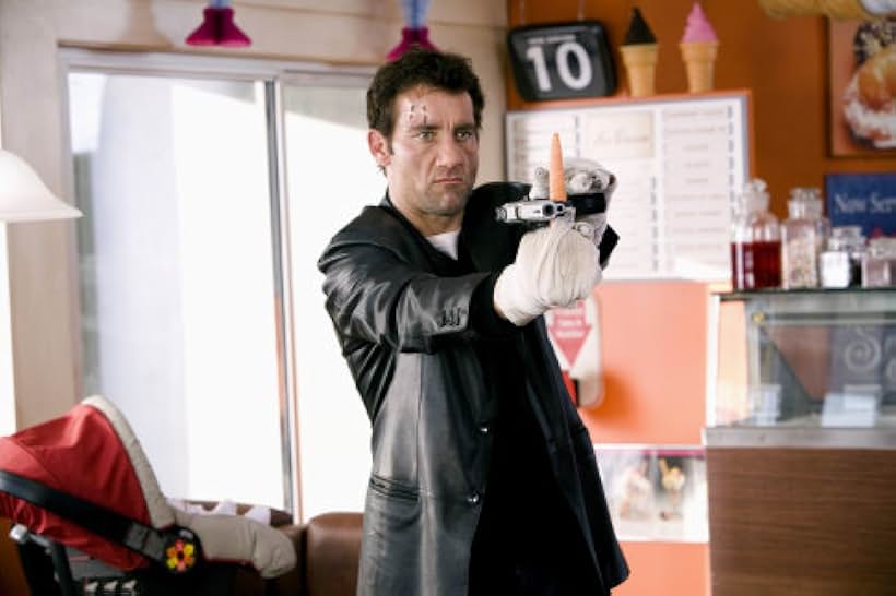 Clive Owen in Nhiệm Vụ Bất Đắc Dĩ (2007)