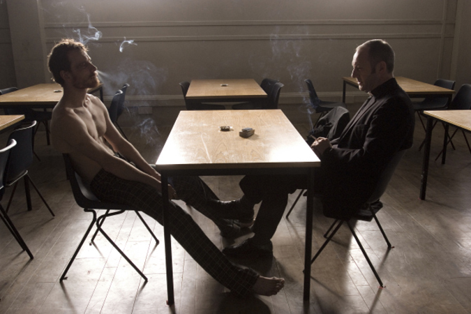 Liam Cunningham and Michael Fassbender in Tù Khổ Sai (2008)