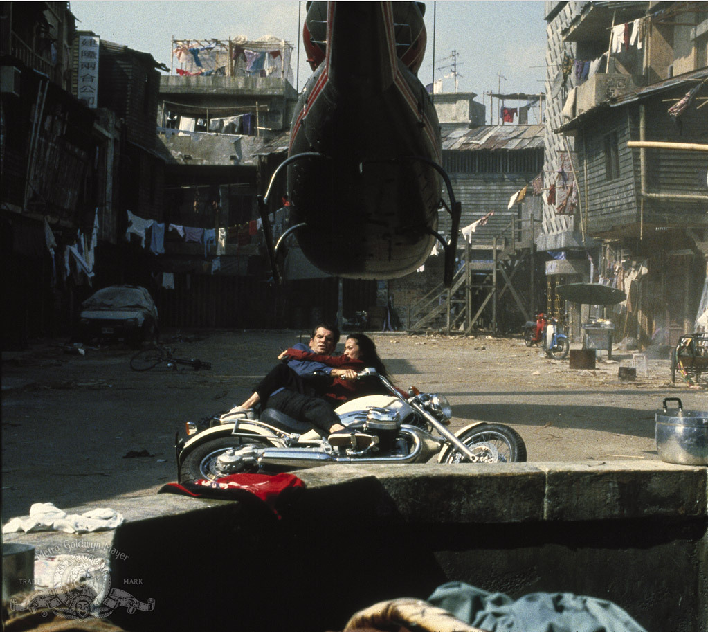 Pierce Brosnan and Michelle Yeoh in Ngày Mai Không Lụi Tàn (1997)