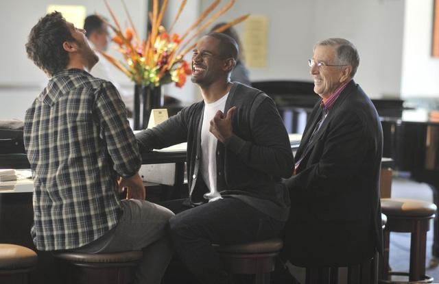 Brent Musburger and Damon Wayans Jr. in Happy Endings (2011)