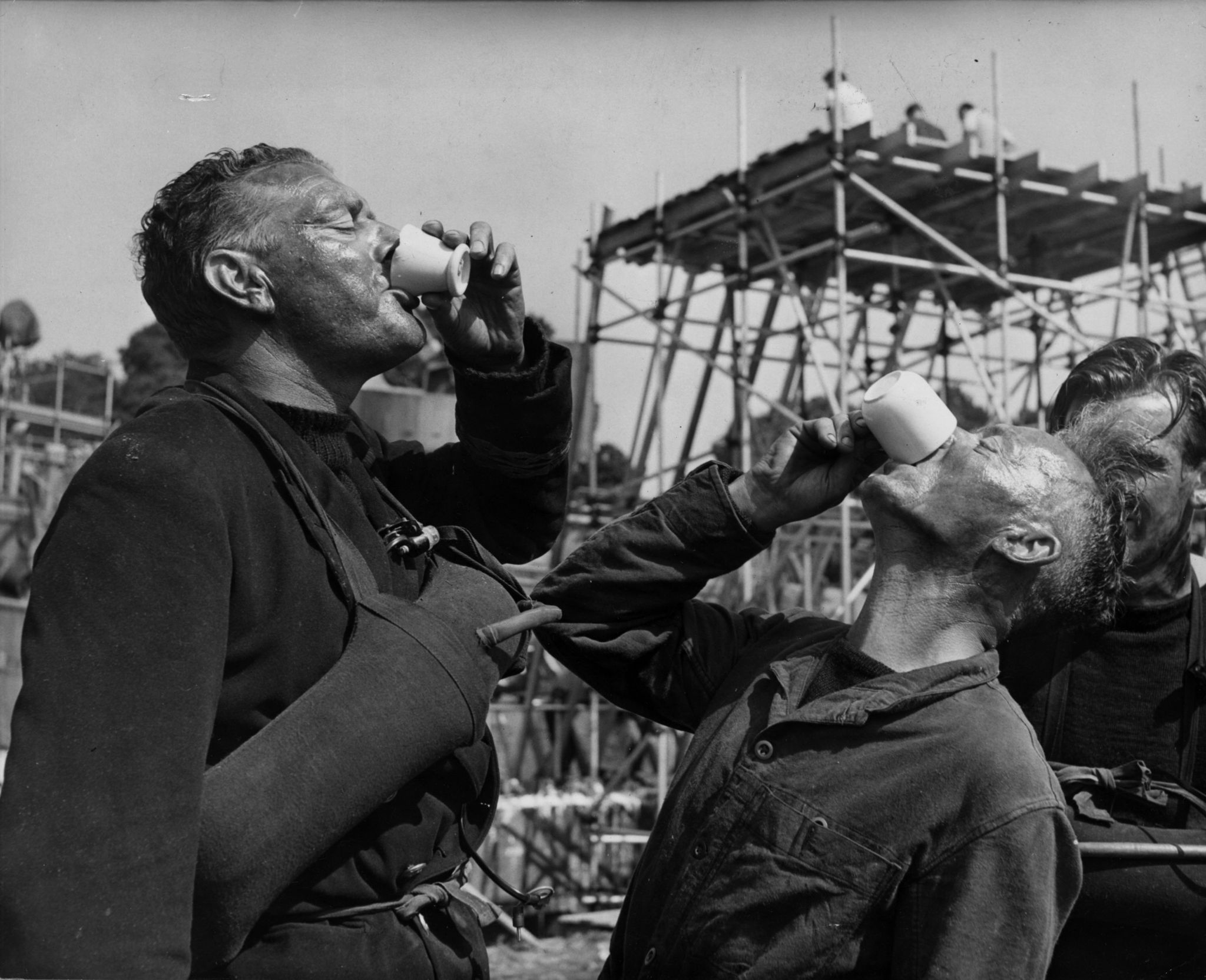 Jack Hawkins and Percy Herbert in Cầu Sông Kwai (1957)