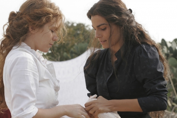 Valeria Solarino and Isabella Ragonese in Viola di mare (2009)