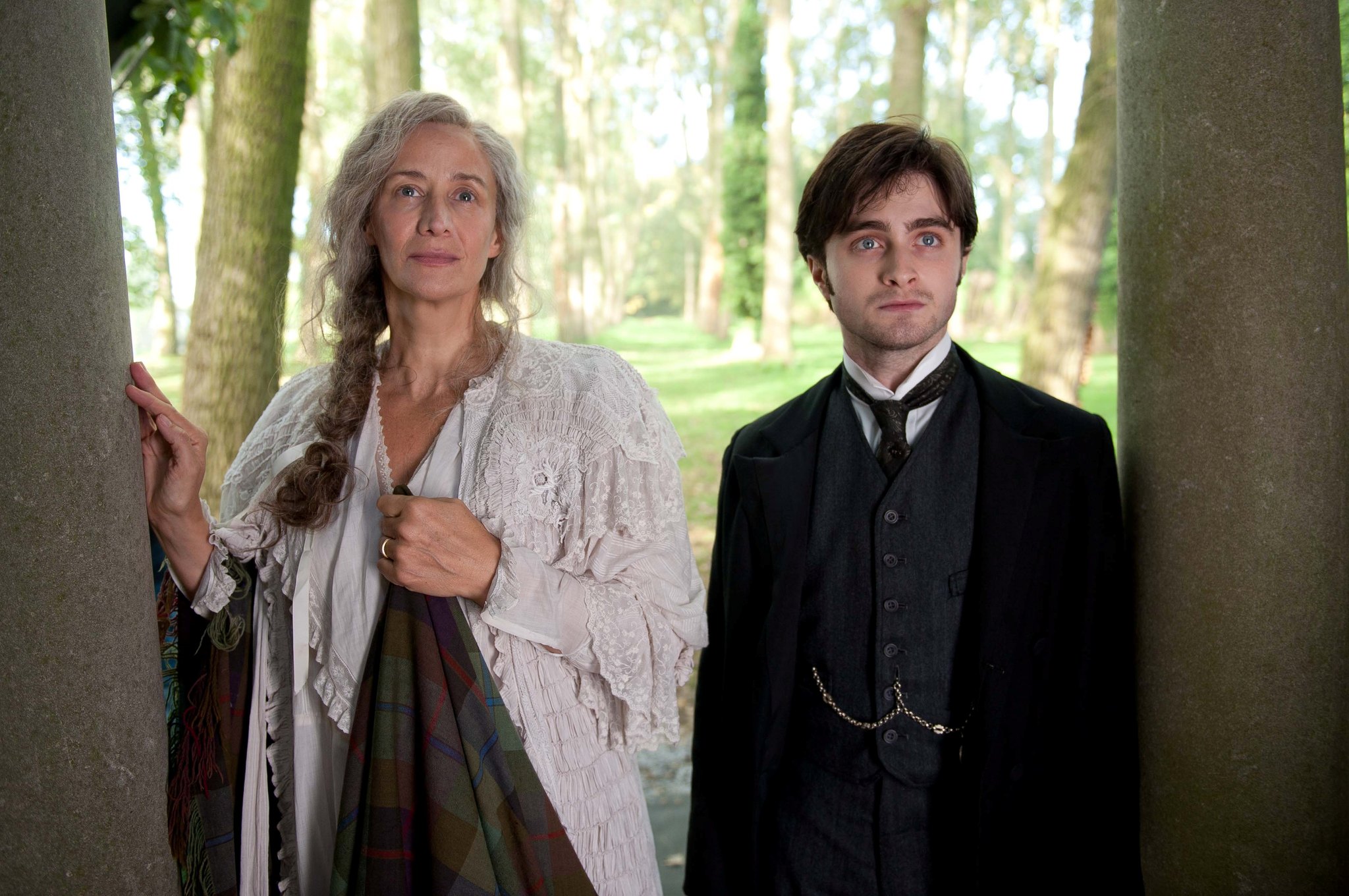 Janet McTeer and Daniel Radcliffe in Người Đàn Bà Áo Đen (2012)