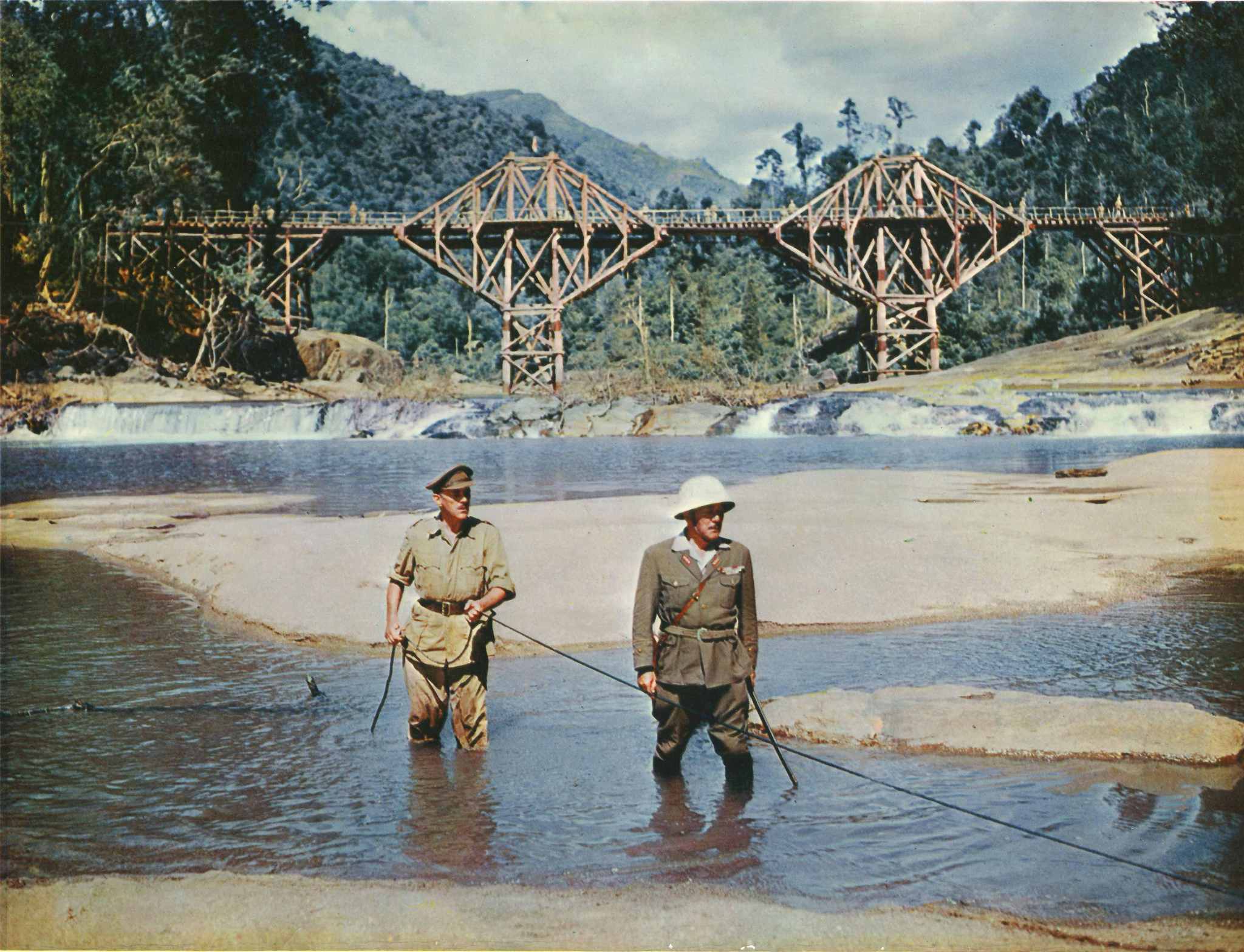 Alec Guinness and Sessue Hayakawa in Cầu Sông Kwai (1957)