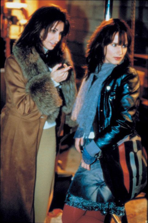 Gina Gershon and Juliette Lewis in Picture Claire (2001)