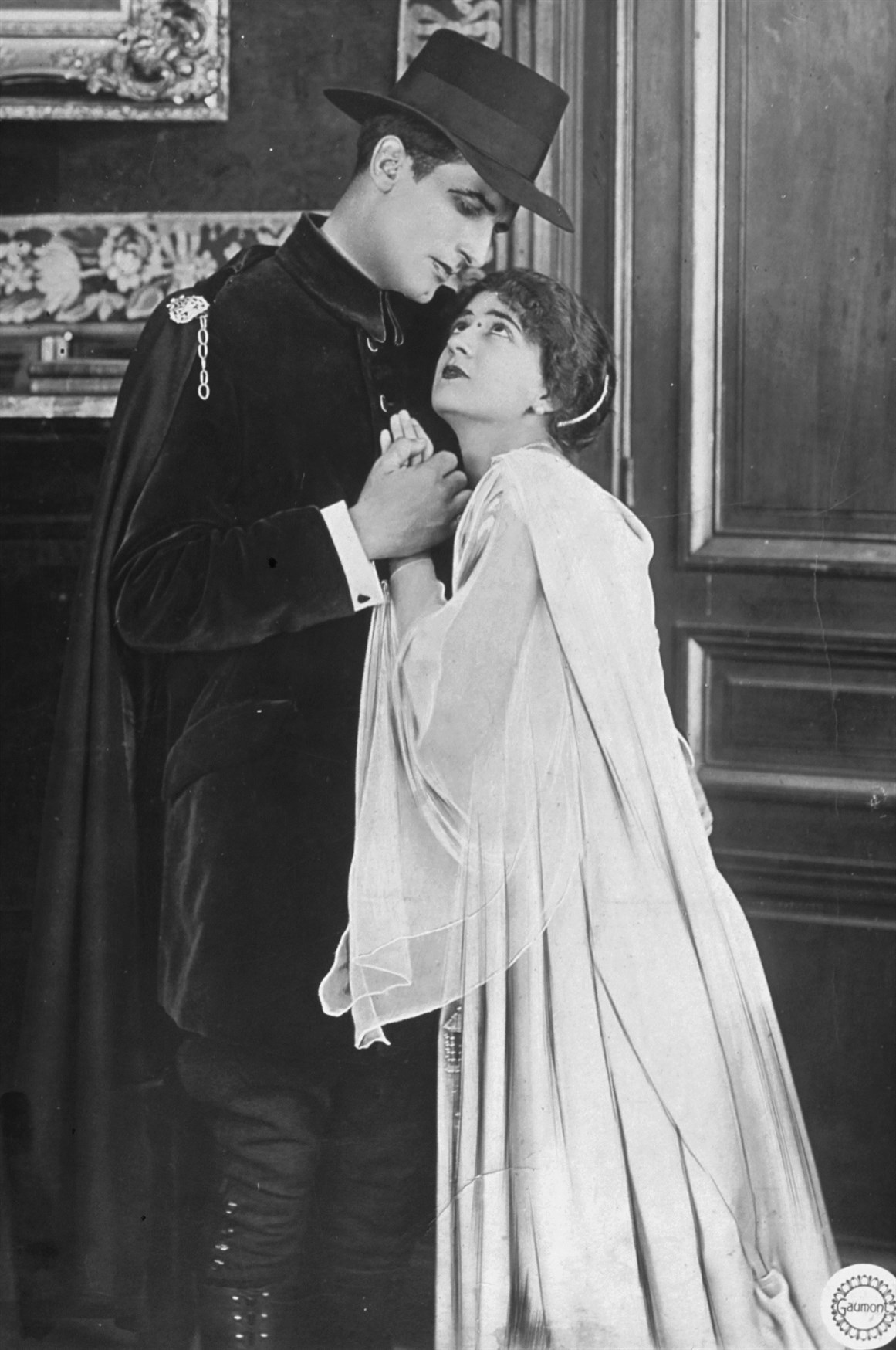 Yvette Andréyor, René Cresté, and Louis Feuillade in La nouvelle mission de Judex, épisode 1: Le mystère d'une nuit d'été (1918)