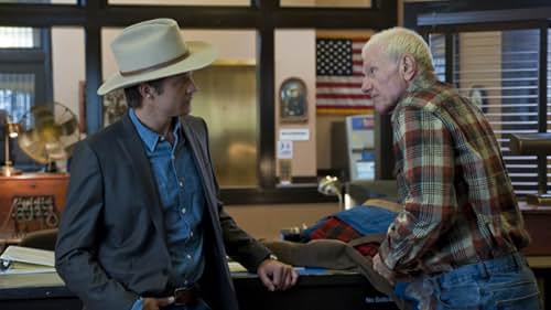 Raymond J. Barry and Timothy Olyphant in Công Lý (2010)