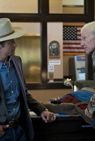 Raymond J. Barry and Timothy Olyphant in Công Lý (2010)