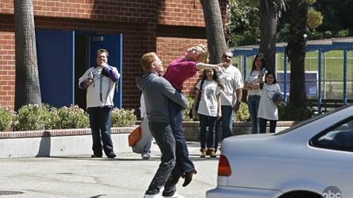 Sofía Vergara, Julie Bowen, Jesse Tyler Ferguson, Sarah Hyland, Ed O'Neill, Eric Stonestreet, and Ariel Winter in Gia Đình Hiện Đại (2009)