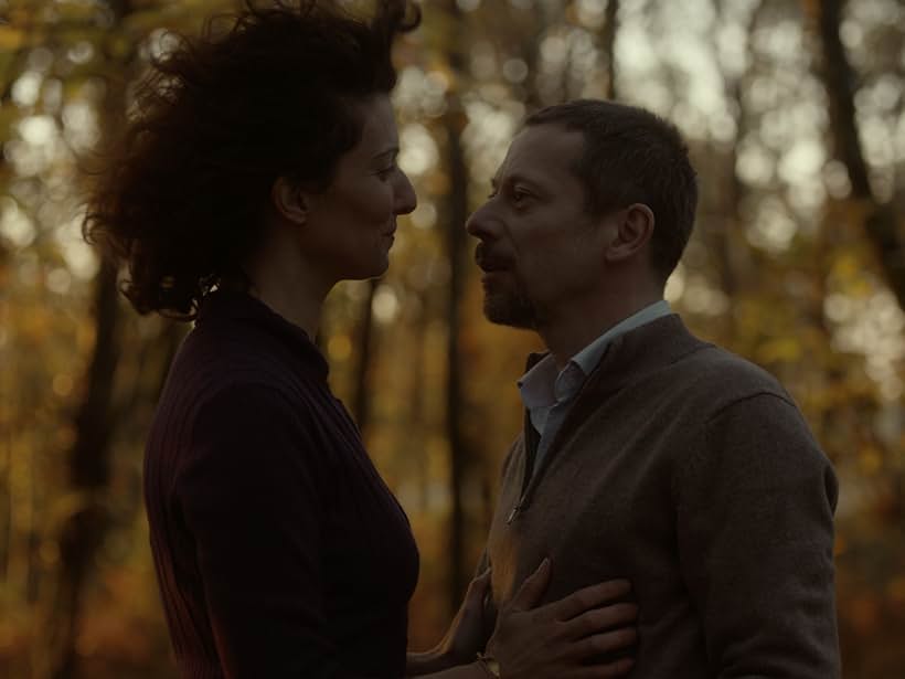 Mathieu Amalric and Stéphanie Cléau in La chambre bleue (2014)