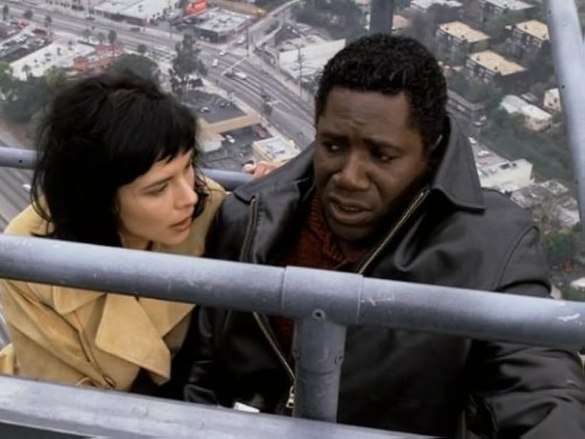 Kari Wuhrer and Cleavant Derricks in Sliders (1995)