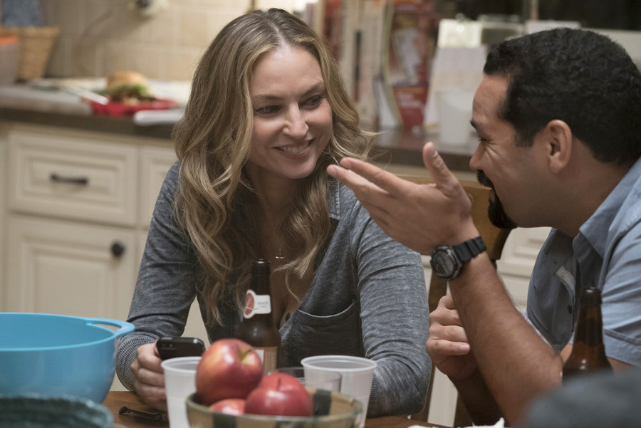 Drea de Matteo and Vincent Laresca in Góc Khuất (2016)