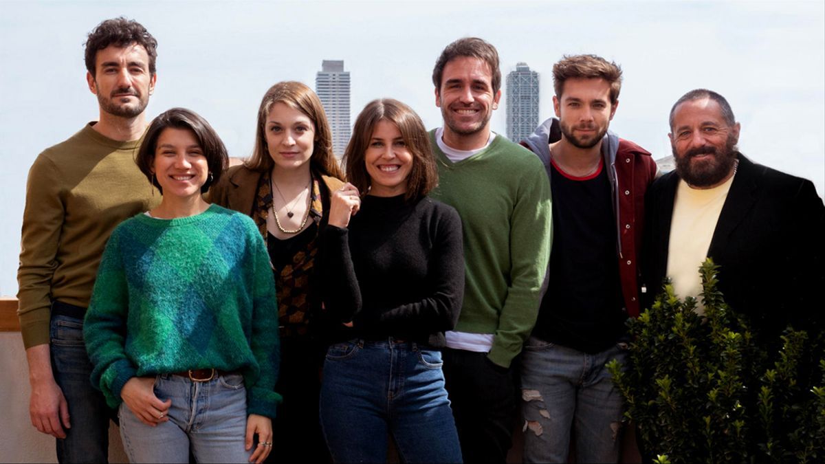 Pepón Nieto, Carlos Cuevas, Miki Esparbé, Eduardo Lloveras, Ruth Llopis, and Meritxell Calvo in Smiley (2022)