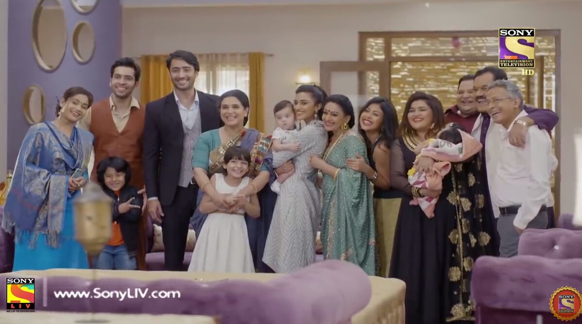 Mushtaq Khan, Supriya Pilgaonkar, Jagat Rawat, Moonmoon Banerjee, Alka Mogha, Shaheer Sheikh, Vaibhav Singh, Erica Fernandes, Khushbu Thakkar, Alpesh Dhakan, Prerna Panwar, Aaliya Shah, and Pragyaj Jain in Kuch Rang Pyar Ke Aise Bhi (2016)