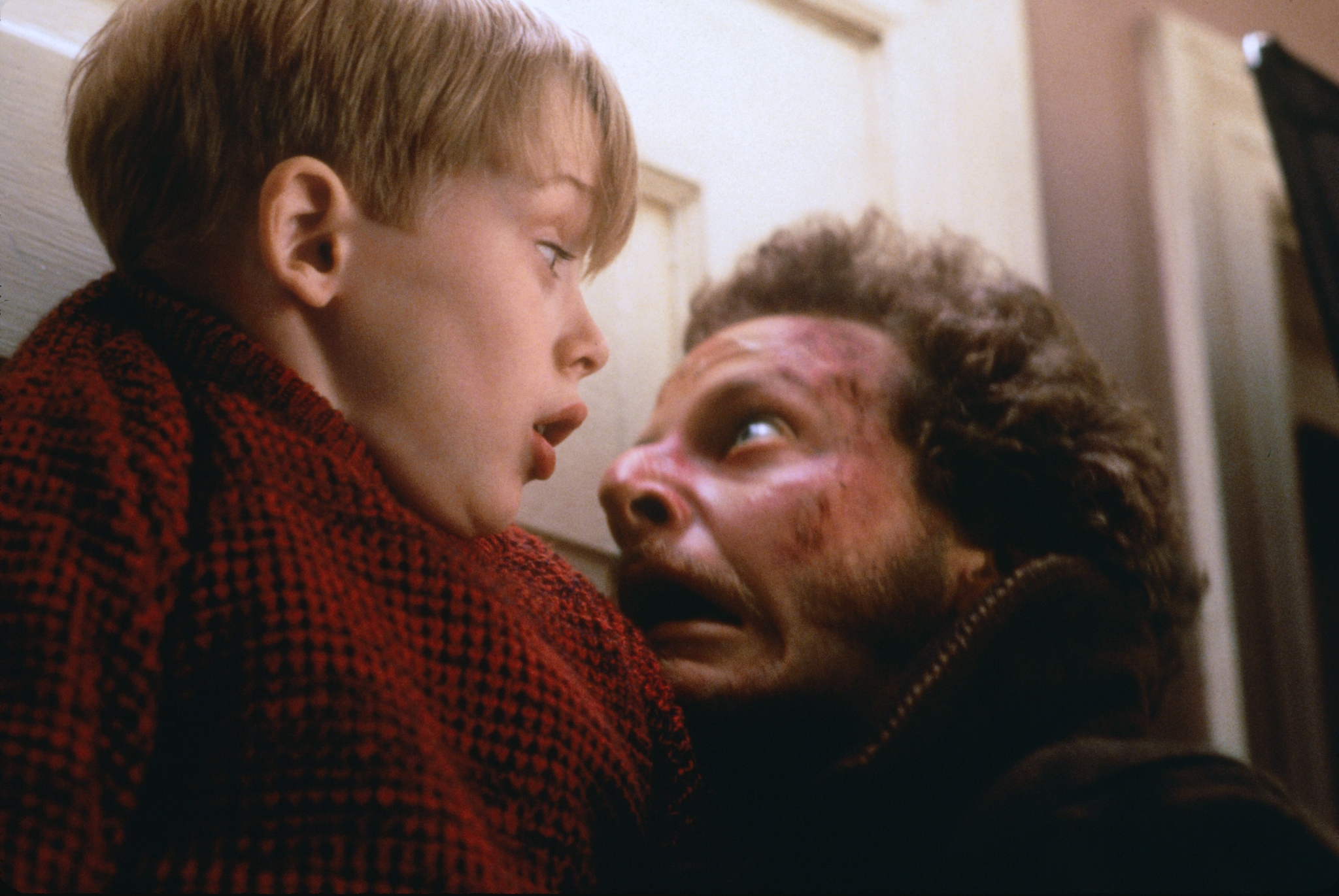 Macaulay Culkin and Daniel Stern in Ở Nhà Một Mình (1990)