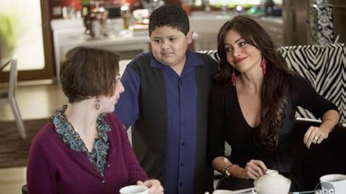 Sofía Vergara, Kristen Schaal, and Rico Rodriguez in Gia Đình Hiện Đại (2009)