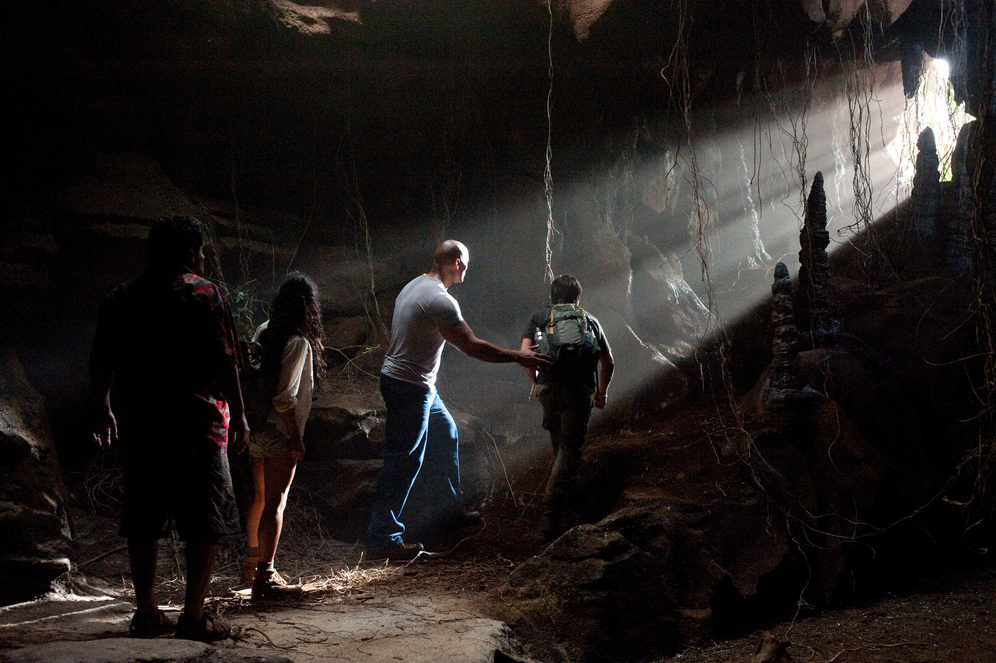 Luis Guzmán, Dwayne Johnson, Vanessa Hudgens, and Josh Hutcherson in Hòn Đảo Huyền Bí (2012)