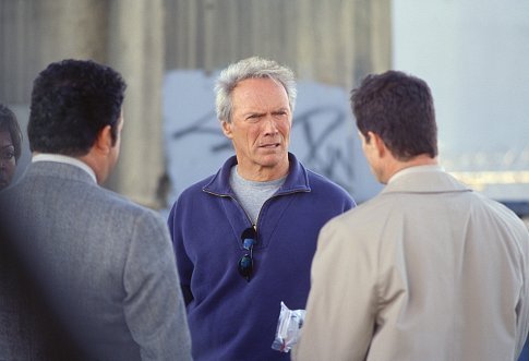 Clint Eastwood, Paul Rodriguez, and Dylan Walsh in Huyết Hận (2002)