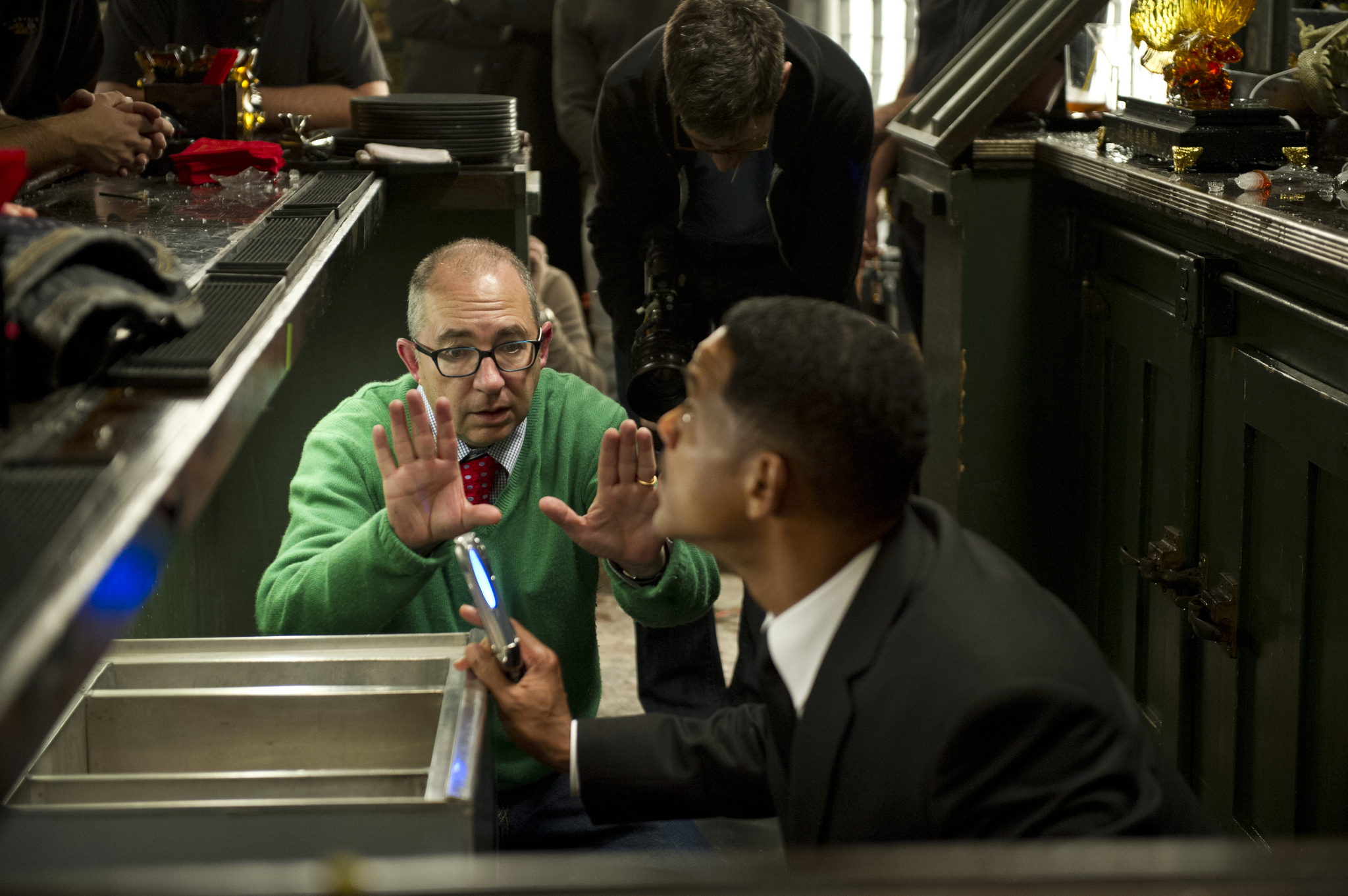 Will Smith and Barry Sonnenfeld in Đặc Vụ Áo Đen 3 (2012)