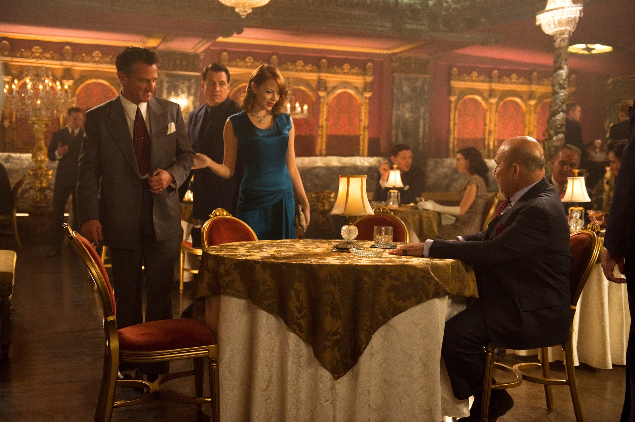 Sean Penn, Holt McCallany, Jon Polito, and Emma Stone in Băng Đảng Găng Tơ (2013)