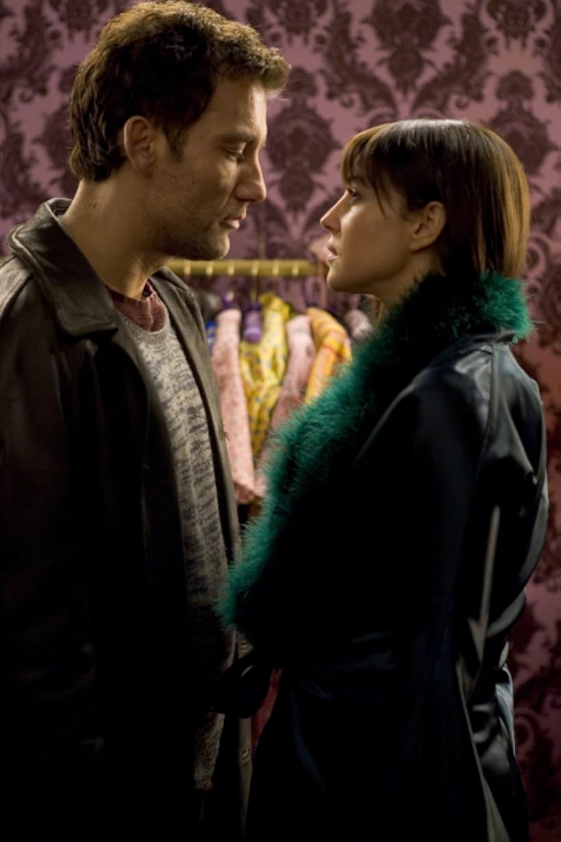 Monica Bellucci and Clive Owen in Nhiệm Vụ Bất Đắc Dĩ (2007)