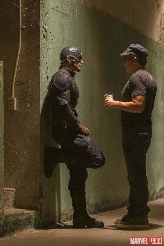 Chris Evans and Anthony Russo in Captain America: Nội Chiến Siêu Anh Hùng (2016)