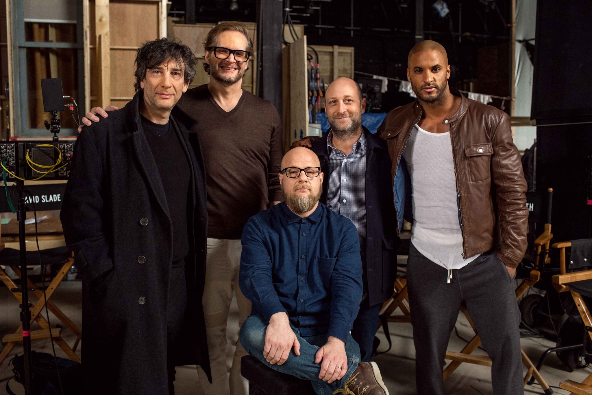 Bryan Fuller, Neil Gaiman, Michael Green, Ricky Whittle, and David Slade in Những Vị Thần Nước Mỹ (2017)