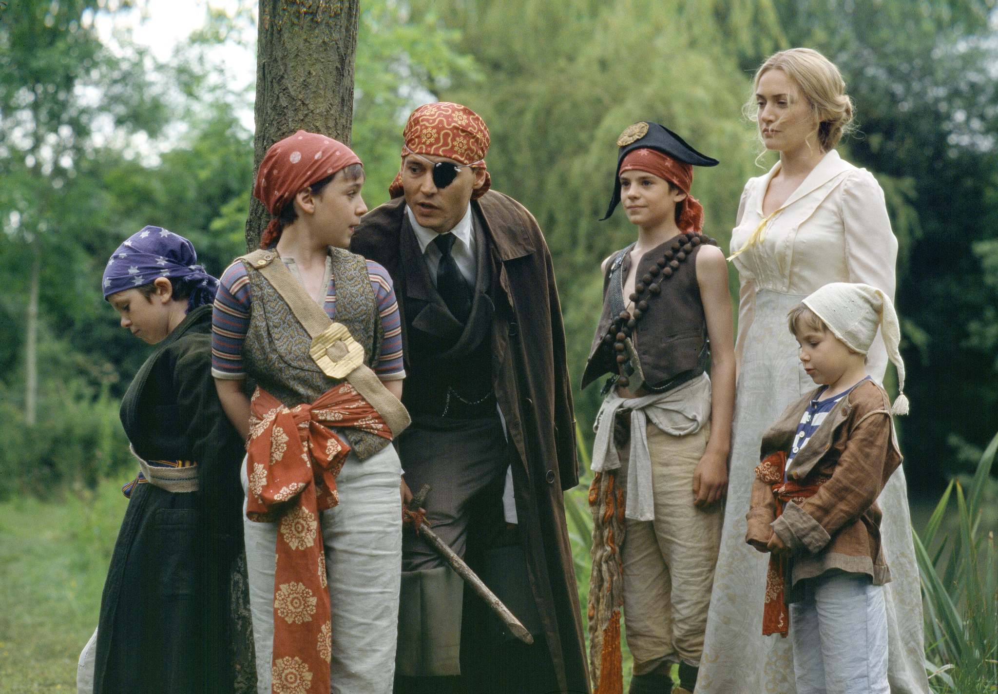 Johnny Depp, Kate Winslet, Freddie Highmore, Joe Prospero, Nick Roud, and Luke Spill in Đi Tìm Miền Đất Hứa (2004)