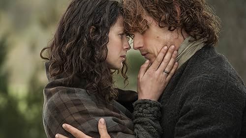 Caitríona Balfe and Sam Heughan in Người Ngoại Tộc (2014)