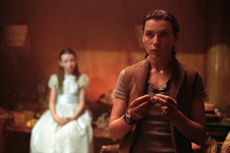 JULIANNA MARGULIES in Warner Bros. Pictures'and Village Roadshow Pictures'horror film "Ghost Ship." 