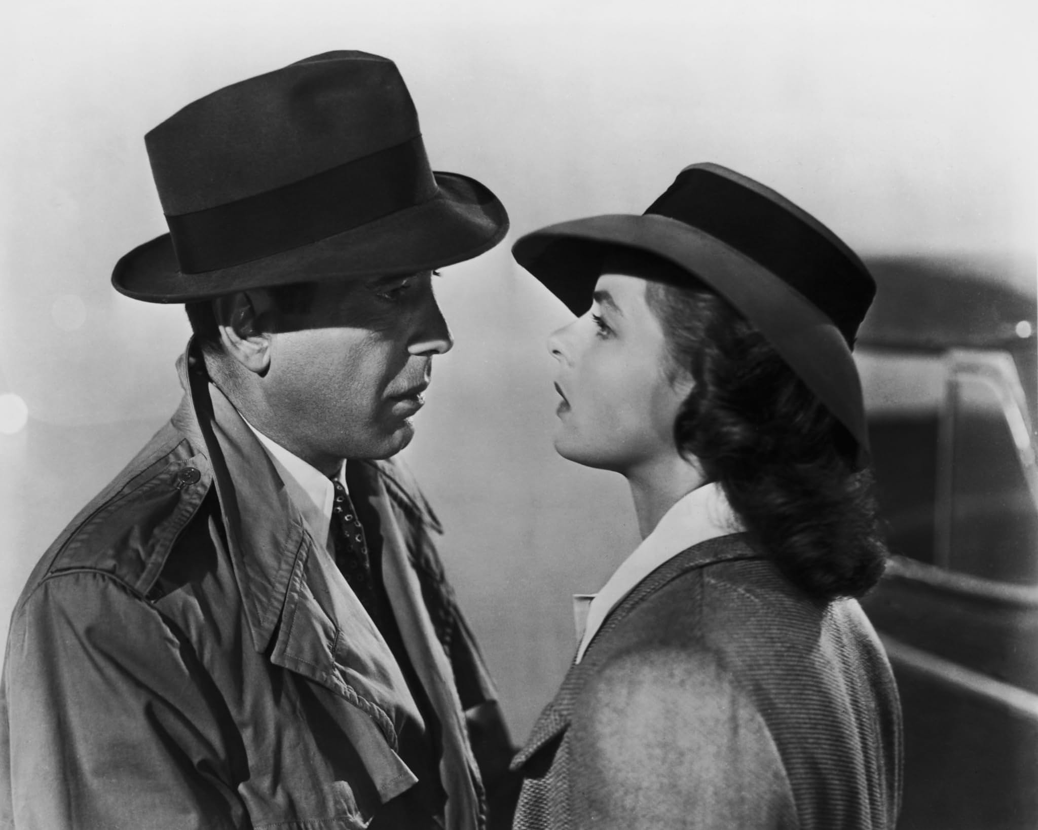 Ingrid Bergman and Humphrey Bogart in Chuyện Tình Thế Chiến (1942)