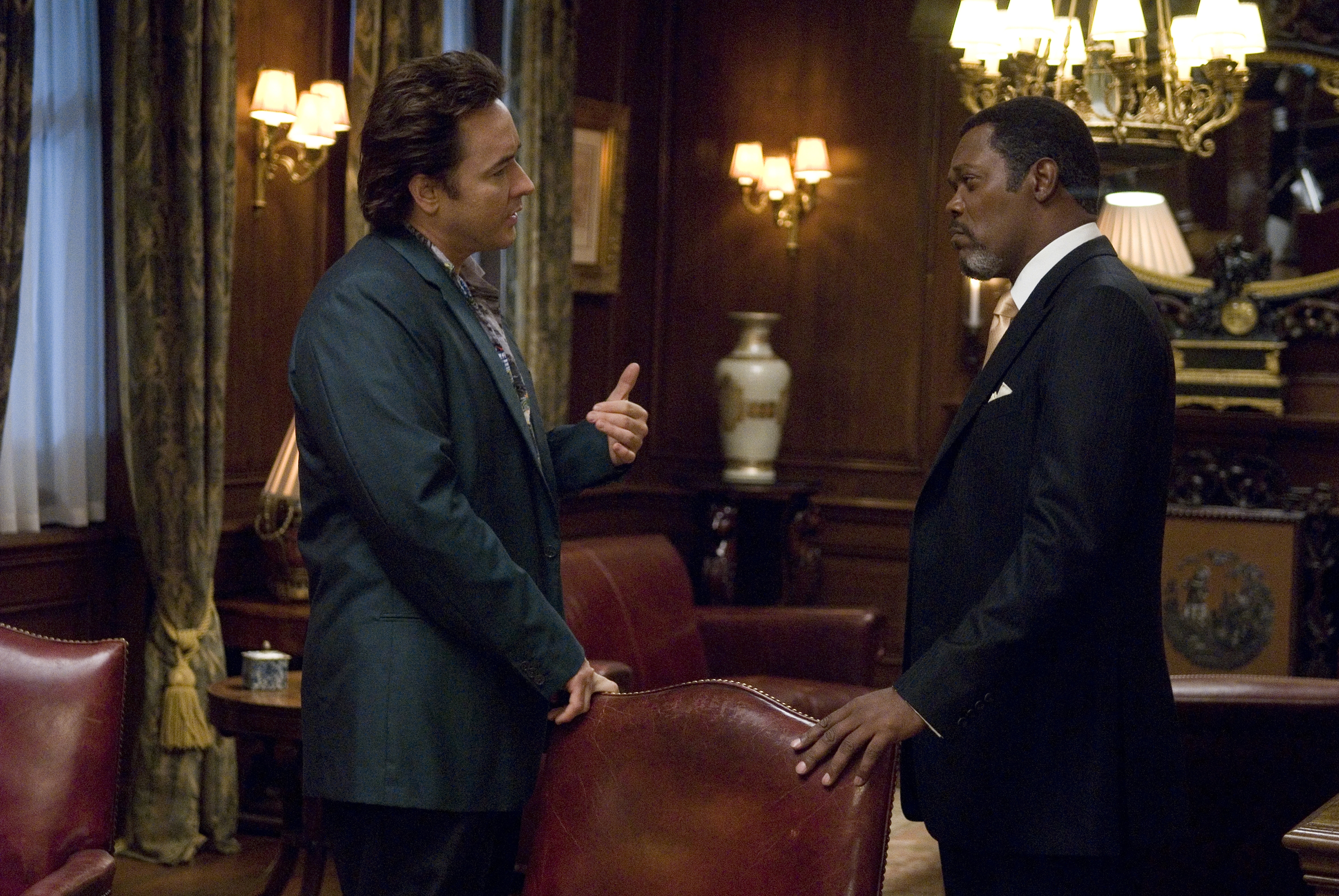 John Cusack and Samuel L. Jackson in 1408: Căn Phòng Bí Ẩn (2007)