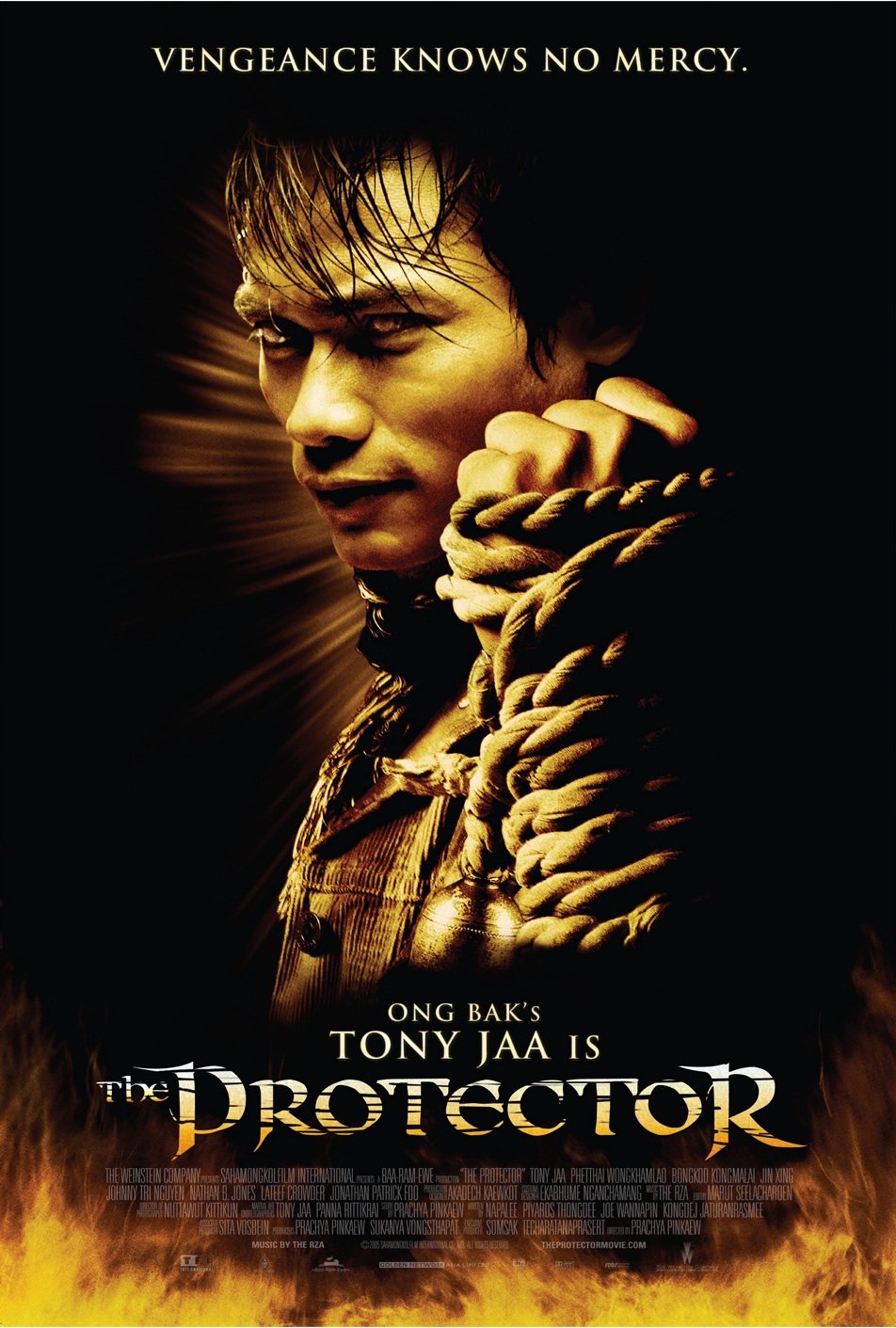 Tony Jaa in Người Bảo Vệ (2005)