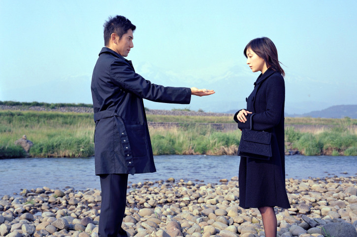 Ryôko Hirosue and Masahiro Motoki in Người Tiễn Đưa (2008)