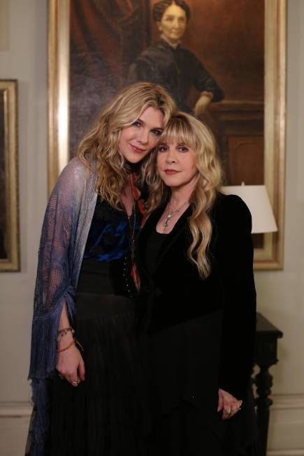 Stevie Nicks and Lily Rabe in Truyện Kinh Dị Mỹ (2011)