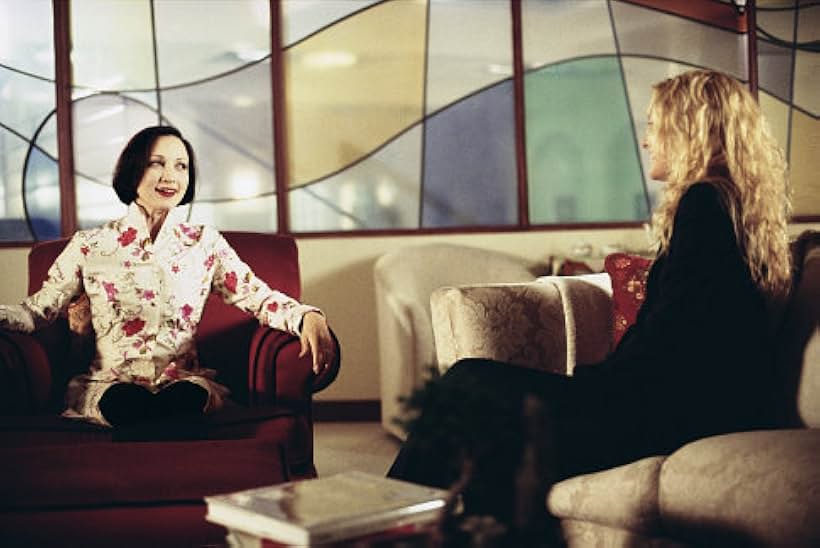 Bebe Neuwirth and Kate Hudson in Yêu Em Không Quá 10 Ngày (2003)