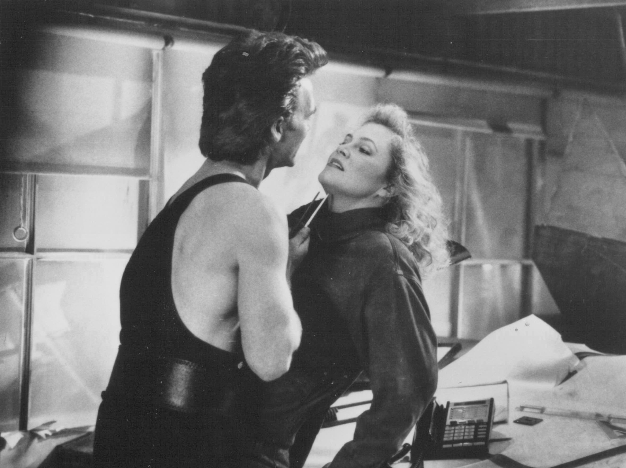 Kathleen Turner and Charles McCaughan in V.I. Warshawski (1991)