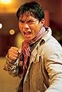 Tony Jaa in Người Bảo Vệ (2005)