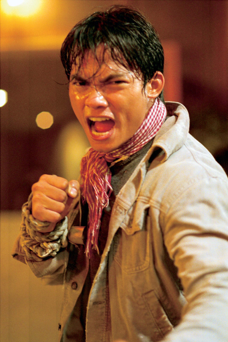 Tony Jaa in Người Bảo Vệ (2005)