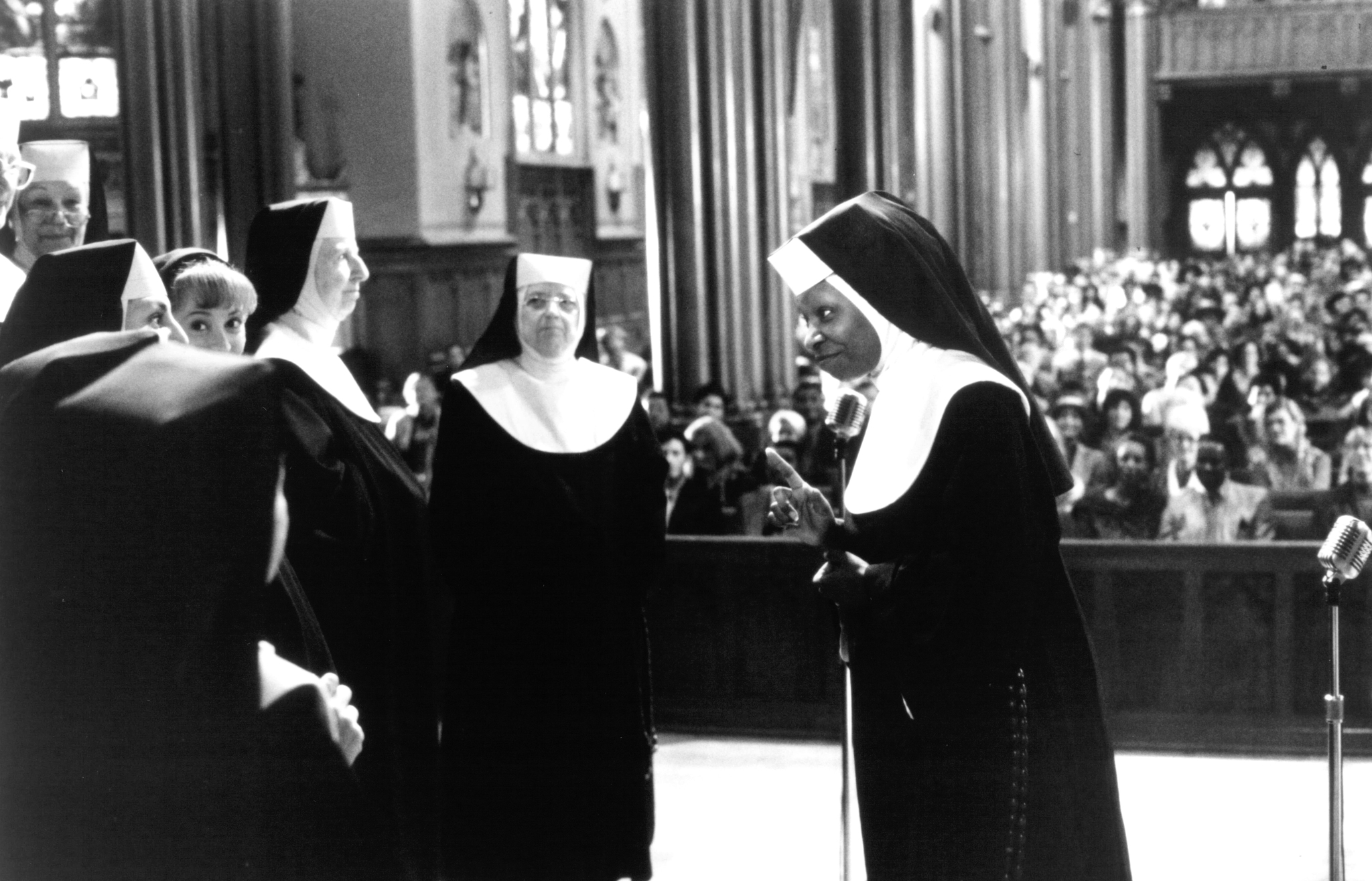 Whoopi Goldberg, Kathy Najimy, Wendy Makkena, and Mary Wickes in Khi Các Sơ Hành Động (1992)