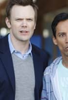 Joel McHale and Danny Pudi in Cộng Đồng Vui Tính (2009)