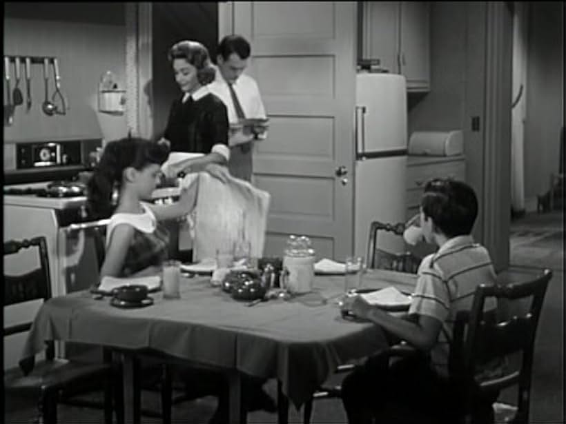 Shelley Fabares, Donna Reed, Carl Betz, and Paul Petersen in The Donna Reed Show (1958)