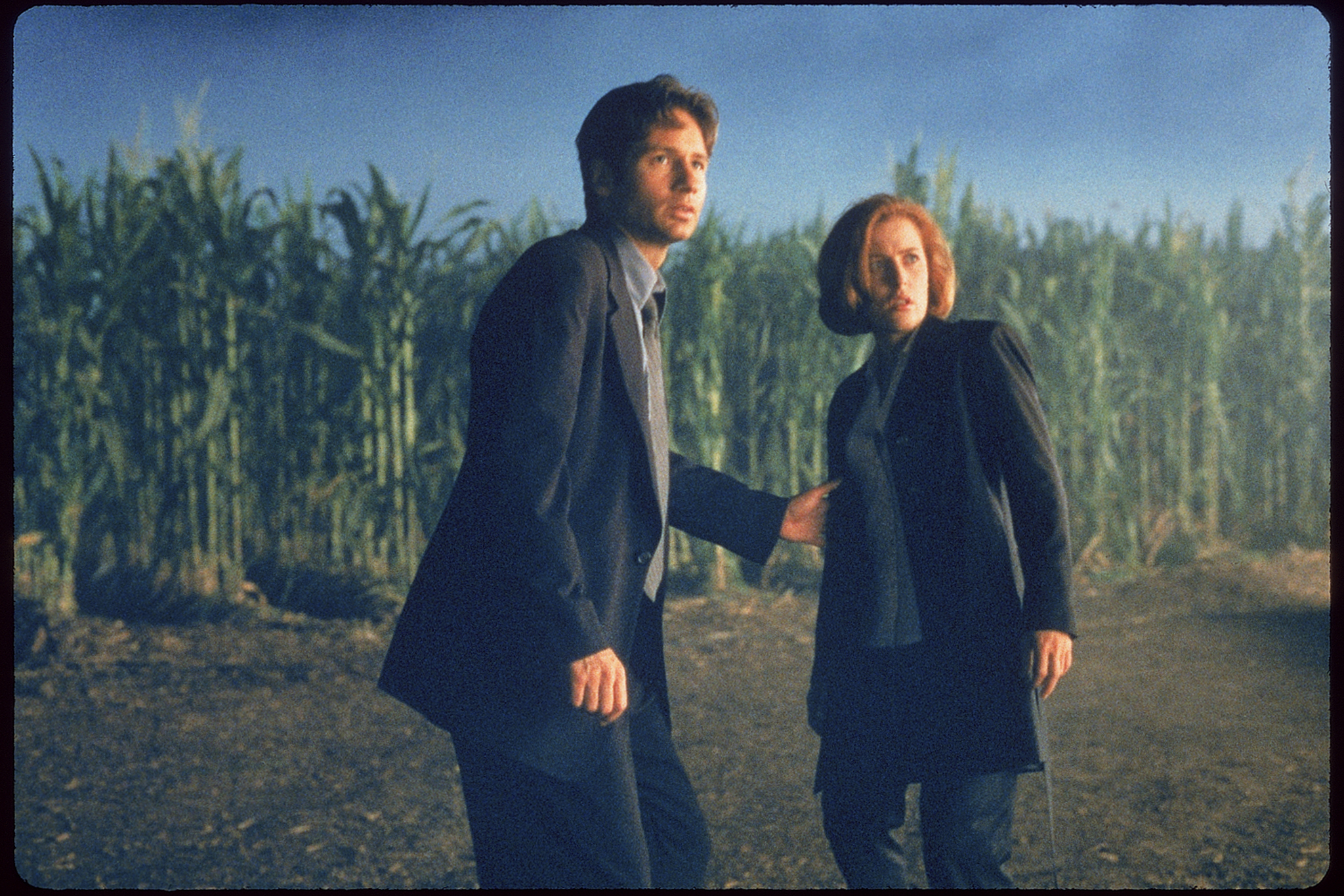 Gillian Anderson and David Duchovny in Hồ Sơ Tuyệt Mật (1998)